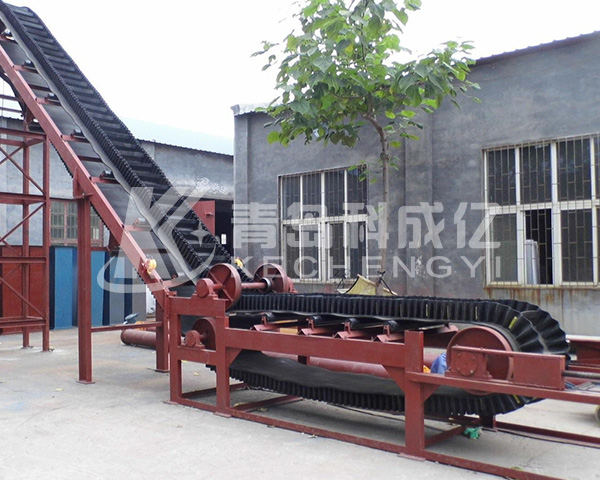 Large angle belt conveyor